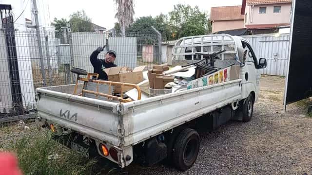 Camión 3/4 para retiro de escombros en Santiago cargando cajas y material liviano