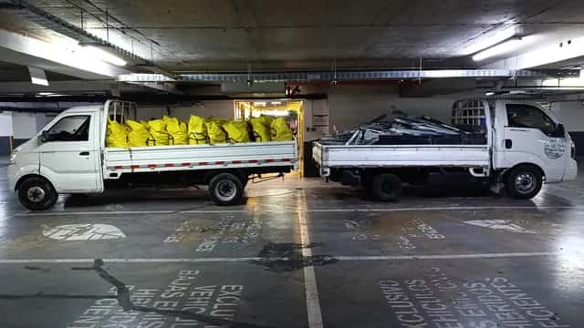 Camión 3/4 para retiro de escombros en Providencia con carga ordenada en estacionamiento