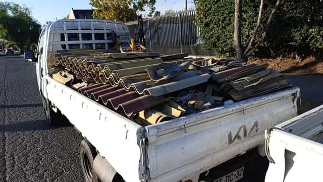 Retiro de escombros en Las Condes con camión 3/4 cargado con madera y material de obra