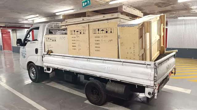 Camión 3/4 para retiro de material de remodelación en Ñuñoa desde estacionamiento subterráneo