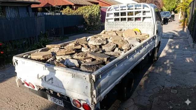 Retiro de escombros de construcción en La Florida con camión 3/4 cargado con áridos y restos de obra