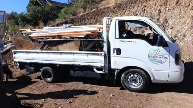 Camión 3/4 cargado con madera y material de obra para retiro de escombros en Lo Barnechea