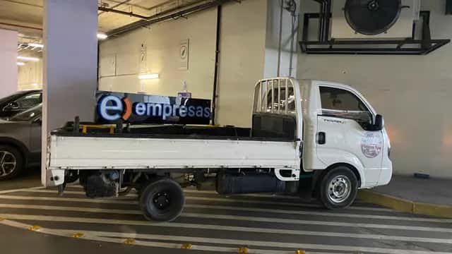 Camión 3/4 para retiro de escombros en Vitacura con acceso a estacionamiento