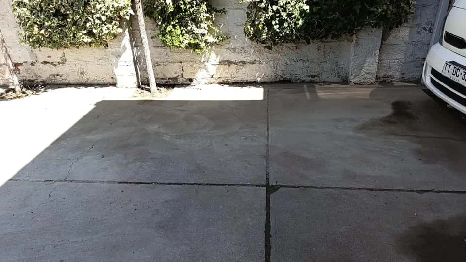 Después del retiro de escombros en patio adoquinado despejado
