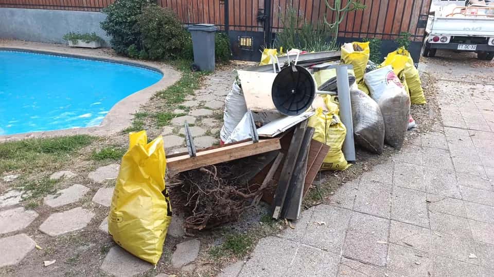 Antes del retiro de material acumulado en área de piscina residencial en Santiago