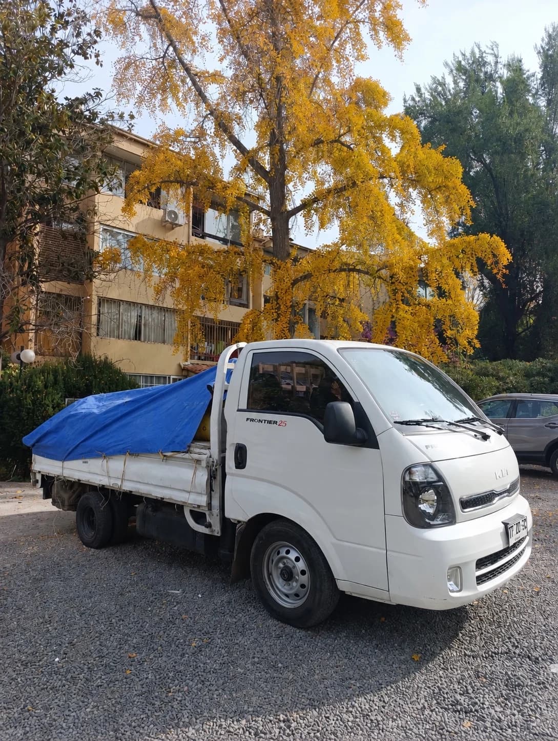 Camión 3/4 de EcoRetiros cargado con ramas y restos de jardín en Peñalolén